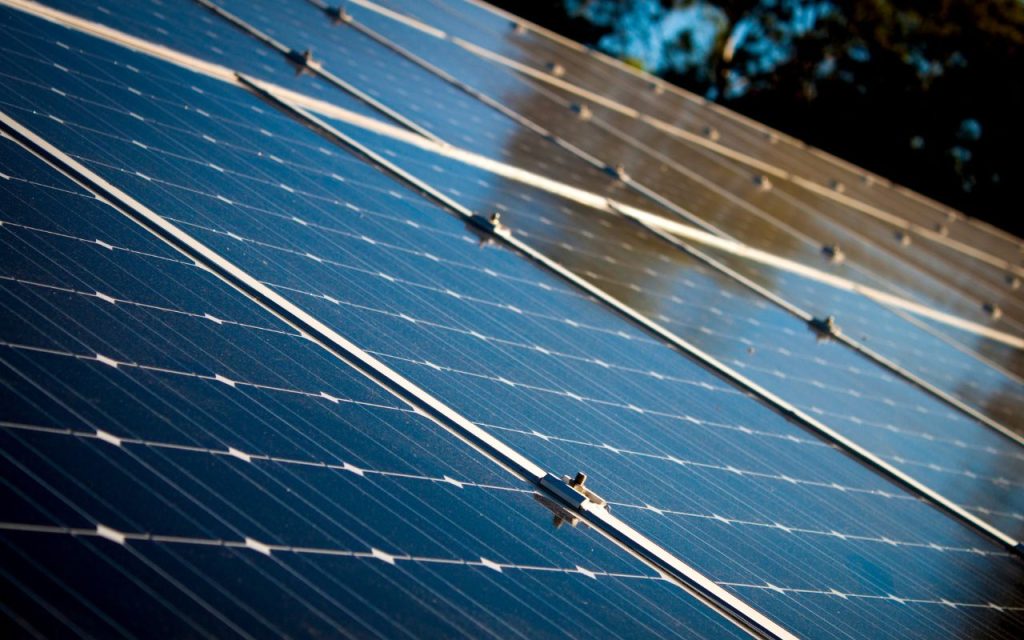 Painéis solares fotovoltaicos captando energia do sol, tecnologia usada na instalação de sistema solar residencial em Petrolina.